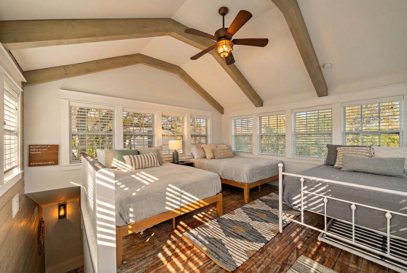 2 間睡房、書桌、熨斗/熨衫板、可攜式嬰兒床