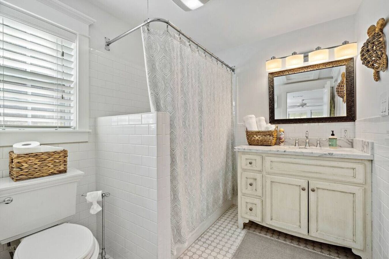 Combined shower/tub, hair dryer, towels