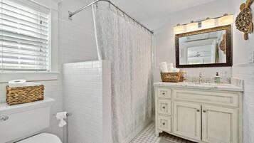 Combined shower/tub, hair dryer, towels