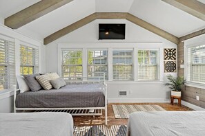 2 habitaciones, escritorio y tabla de planchar con plancha 