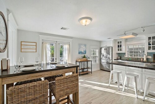 Cozy Bungalow with Deck, Near Kemah Boardwalk