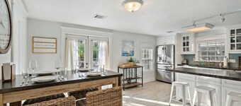 Cozy Bungalow with Deck, Near Kemah Boardwalk