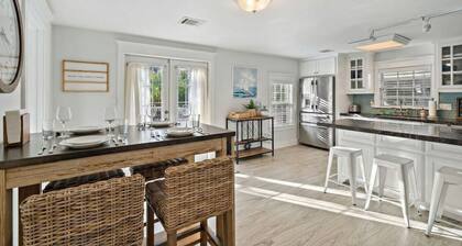 Cozy Bungalow with Deck, Near Kemah Boardwalk