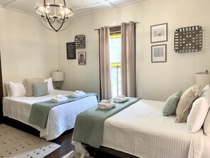 2 bedrooms, in-room safe, iron/ironing board, free WiFi - The Magnolia at 4th and Gill (Knoxville)
