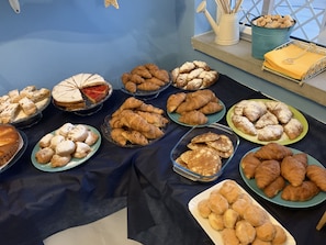 A buffet table with various pastries and desserts. - Hotel Paradiso Verde (Bibbona)