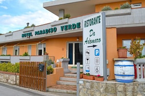 A hotel named "HOTEL PARADISO VERDE" with a sign indicating a restaurant named "DA Ademoro" to the right. - Hotel Paradiso Verde (Bibbona)