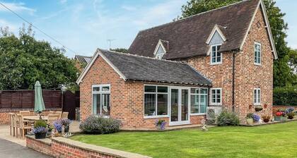4 bedroom accommodation in Stowe-by-Chartley, near Stafford