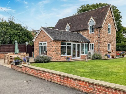 4 bedroom accommodation in Stowe-by-Chartley, near Stafford