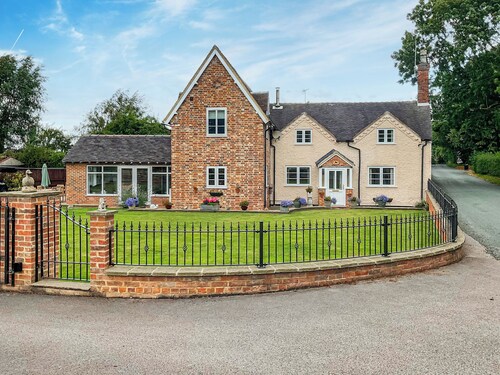 4 bedroom accommodation in Stowe-by-Chartley, near Stafford