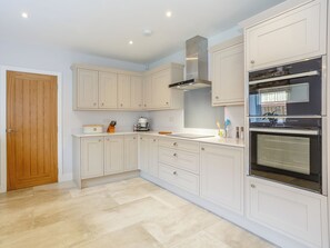 Oven, dishwasher, freezer - 2 bedroom accommodation in Kirk Hammerton, near Knaresborough (Kirk Hammerton, near Knaresborough)