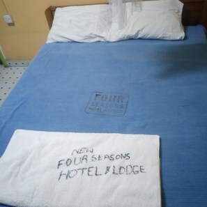Kamar Double | Meja kerja dan seprai linen