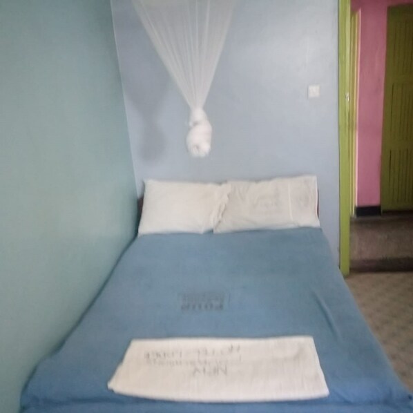 Enkeltrom | Skrivebord og sengetøy