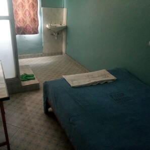 Single Room | Desk, bed sheets