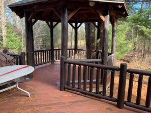 Outdoor dining - Knott's Berry Pines ( Rustic yet Modern Comfortable ) (Lake Delton)