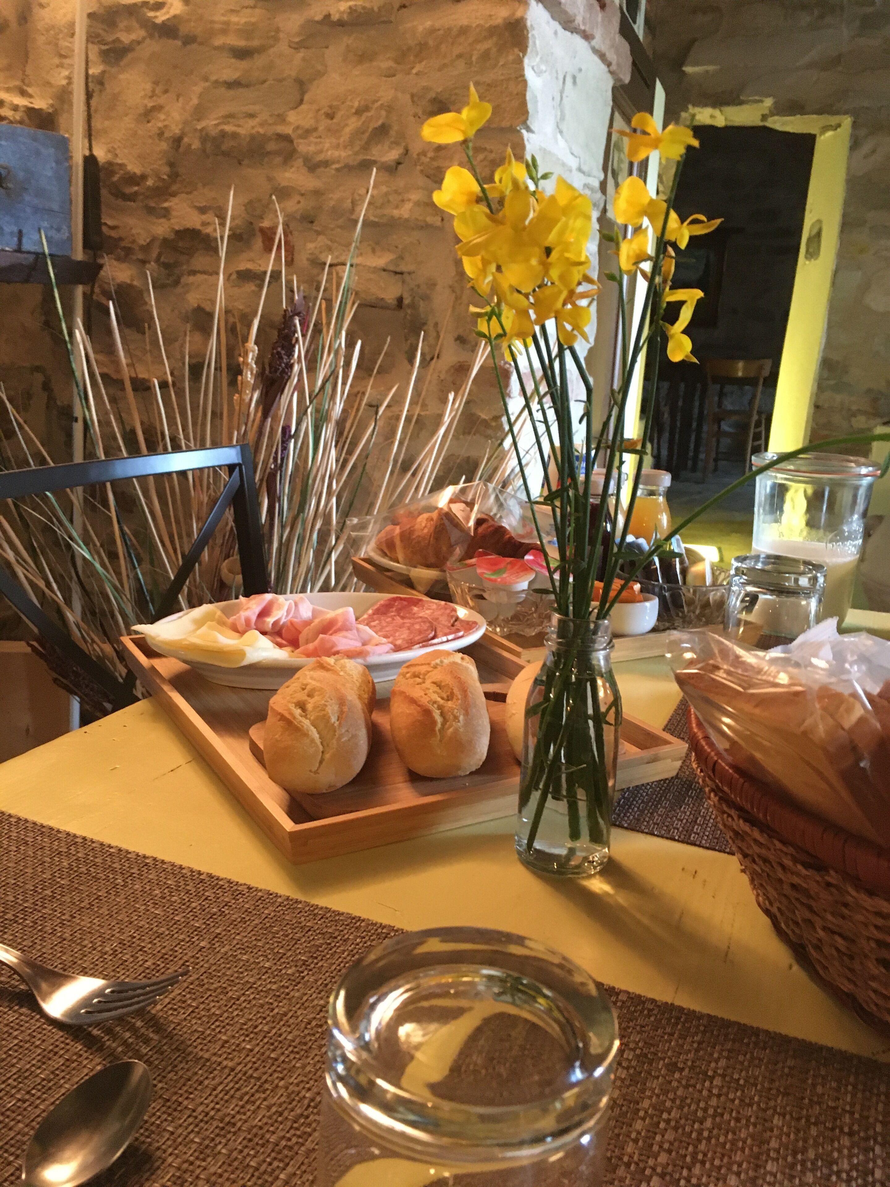 Une table avec du pain, des pâtisseries et un verre d’eau.