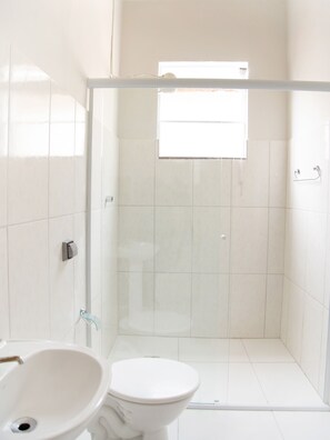 Doppelzimmer | Badezimmer | Dusche, Handtücher, Seife, Shampoo