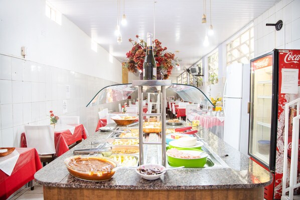 Buffet déjeuner gratuit tous les jours