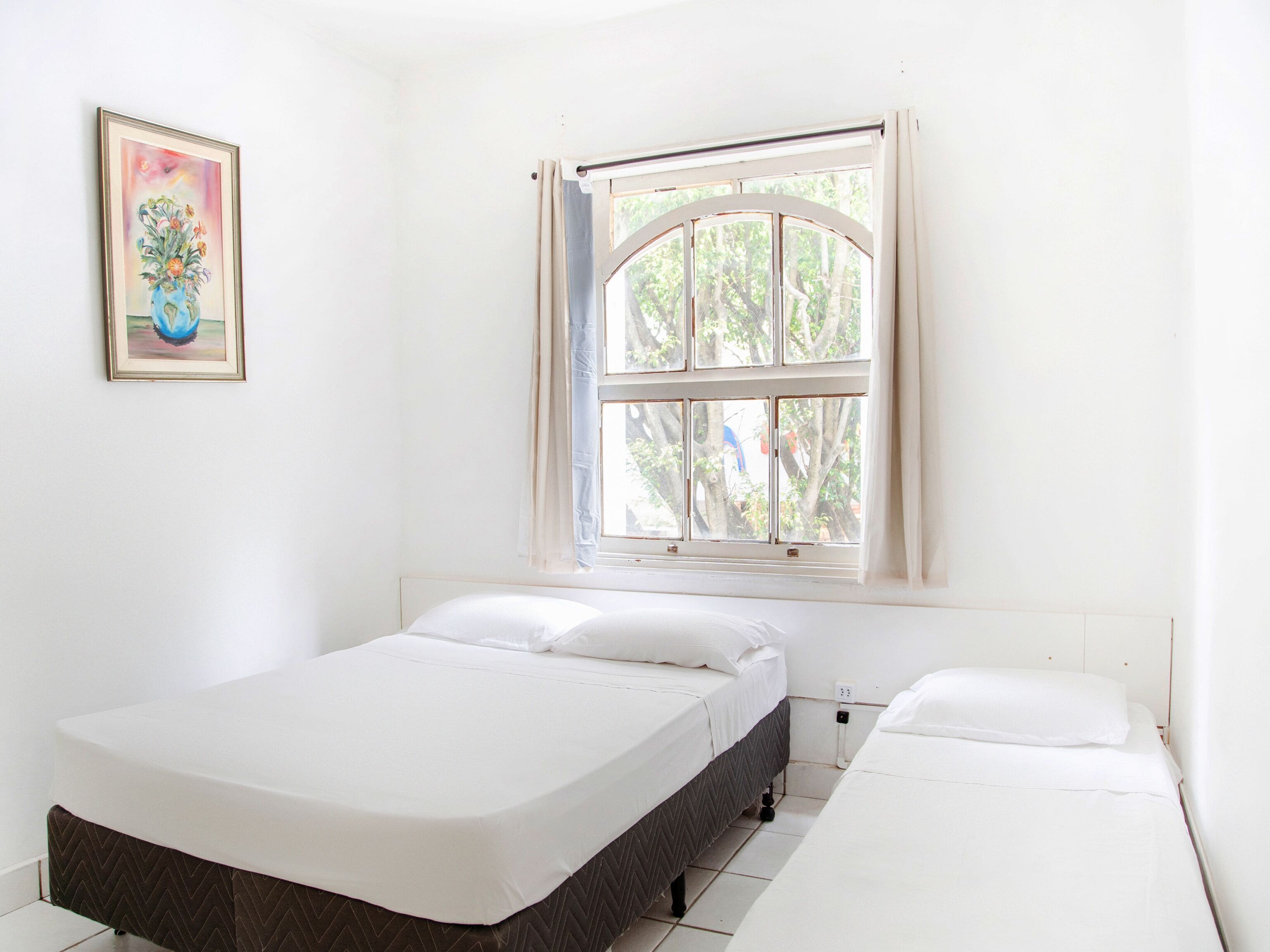 Quarto triplo, várias camas | Frigobar, Wi-Fi de cortesia, roupa de cama