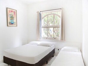 Quarto triplo, várias camas | Frigobar, Wi-Fi de cortesia, roupa de cama