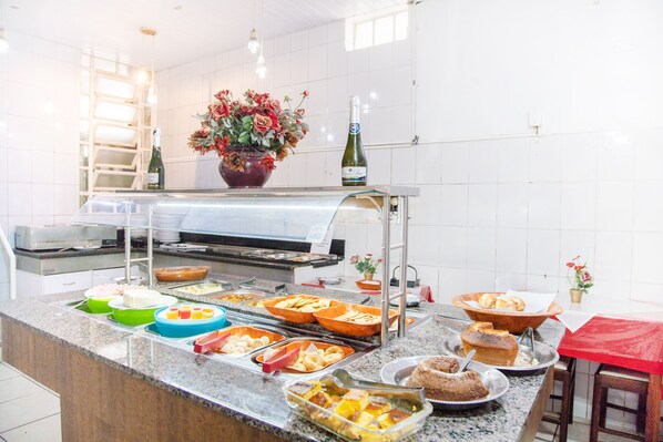 Café da manhã com buffet grátis todos os dias