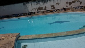 สระว่ายน้ำกลางแจ้ง