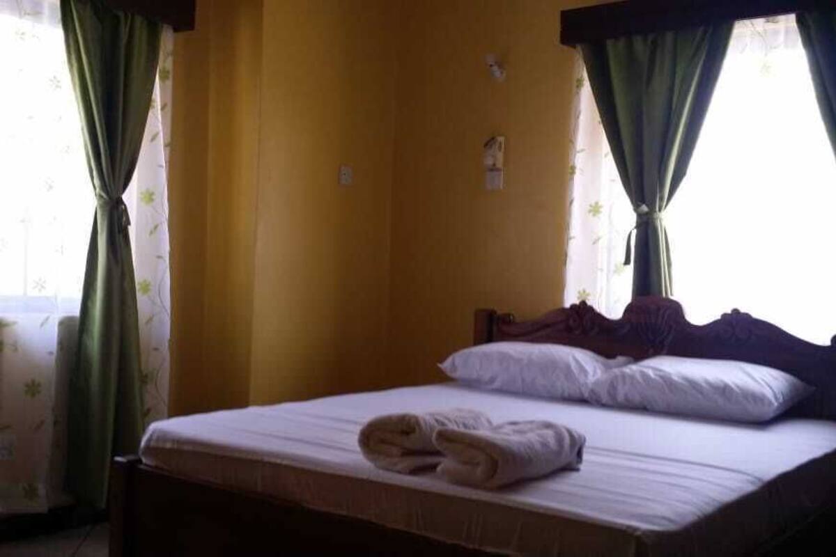 Room (Large Room) | Iron/ironing board (on request), bed sheets
