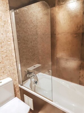 Duschwanne, Haartrockner, Bidet, Handtücher