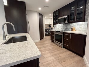 冰箱、微波炉、烤箱、炉灶