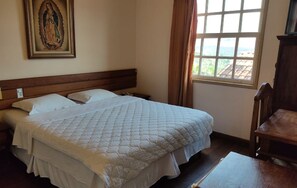 Minibar, escritorio, cortinas blackout y wifi gratis 