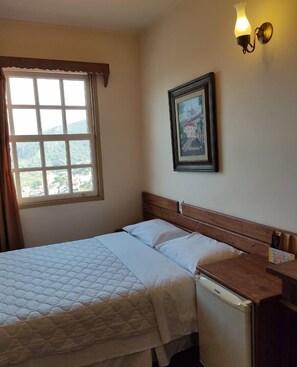 Quarto casal standard | Frigobar, escrivaninha, cortinas blackout, Wi-Fi de cortesia