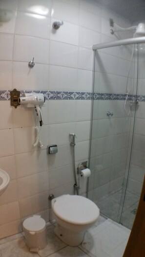 Habitación doble estándar | Regadera en el baño