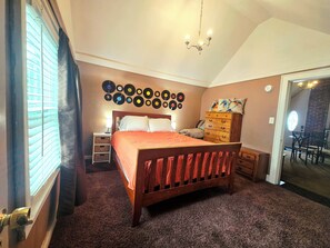 2 bedrooms, desk, iron/ironing board, free WiFi - ♪No Chores! Quiet Spot ♪ Walkable To Great Restaurants And Bars ♪ Free Parking ♪ (Nashville)