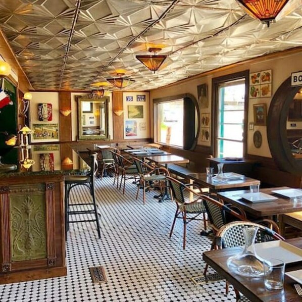 Dining - ♪No Chores! Quiet Spot ♪ Walkable To Great Restaurants And Bars ♪ Free Parking ♪ (Nashville)