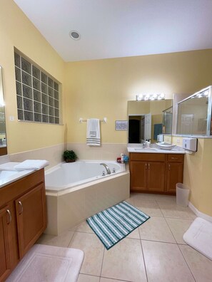 Bañera con ducha, secador de pelo, toallas, jabón