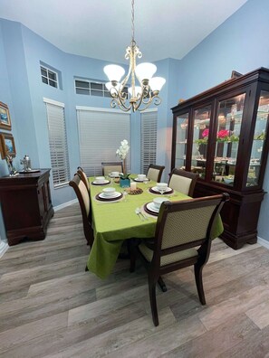 Dining - Relaxing Home away from home (West Melbourne)