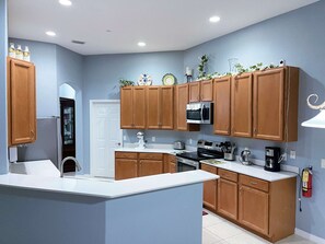 Fridge, microwave, oven, stovetop - Relaxing Home away from home (West Melbourne)