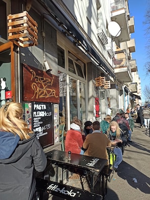 تناول الطعام بالخارج