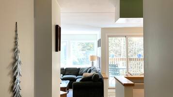 TV connectée, cheminée, lecteur de DVD, baby-foot