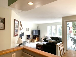 Een smart-tv, een open haard, een dvd-speler en tafelvoetbal