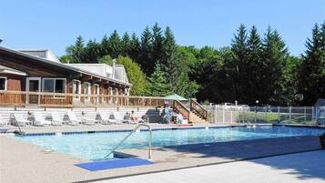 Piscine couverte, piscine extérieure