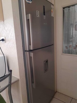 Refrigerador con freezer, microondas, horno, placa de cocina