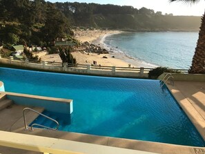 Una piscina cubierta, una piscina al aire libre