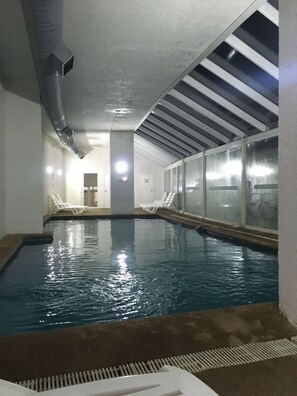 Una piscina cubierta, una piscina al aire libre