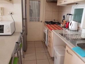 Geladeira grande, micro-ondas, fogão, cooktop
