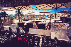 Bar (on property) - 1BR CannesVacationRental by AmericanVacationLiving (Cannes)