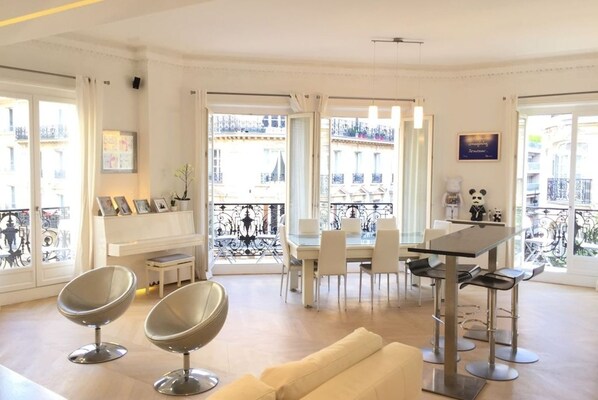 Desayuno buffet (EUR 20 por persona)