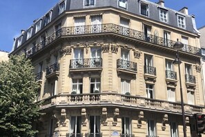 Vista frontal de la propiedad