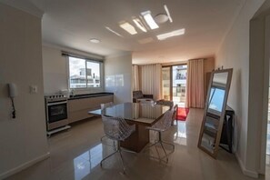 Apartamento Cobertura Super Luxo 2 Quartos | Cocina privada | Utensilios de cocina 