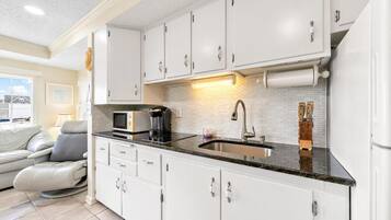 Réfrigérateur, micro-ondes, plaque de cuisson, cafetière/bouilloire