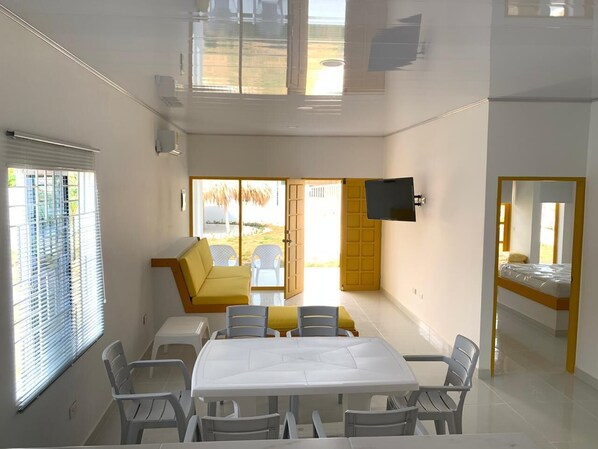 Family Cabin | Dining room